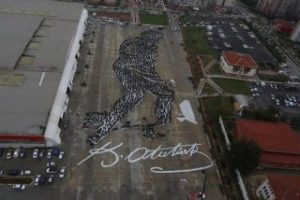 Beylikd&uuml;z&uuml;'nde 6 bin kişi Kocatepe fig&uuml;r&uuml;n&uuml; canlandırdı