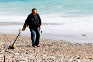 Antalya'da plajda altın avı başladı