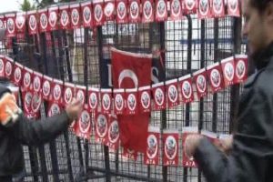 Validebağ'da polis barikatına T&uuml;rk Bayrağı