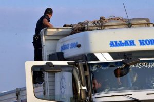 Bursa'da patlayıcı y&uuml;kl&uuml; kamyon alarmı