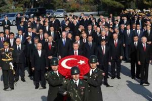 Bah&ccedil;eli'den Anıtkabir'de dikkat &ccedil;eken hareket