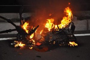 Alkoll&uuml; ve kasksız s&uuml;r&uuml;c&uuml; &ouml;l&uuml;mden d&ouml;nd&uuml;!