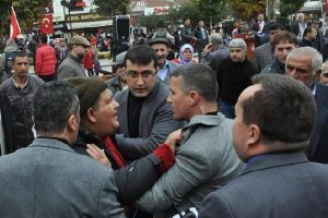 &Ccedil;orum'da protokol&uuml;n arasına dalan gen&ccedil; korkuttu