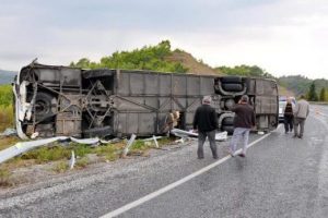 Manavgat'ta yolcu otob&uuml;s&uuml; devrildi! &Ccedil;ok sayıda yaralı var...