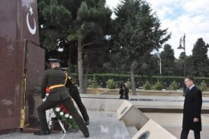 Bak&uuml; T&uuml;rk Şehitliği'nde t&ouml;ren d&uuml;zenlendi