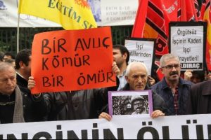 Beyoğlu'nda baretli k&ouml;m&uuml;rl&uuml; eylem