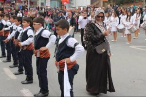 Kutlamada bı&ccedil;aklı kadın paniği!