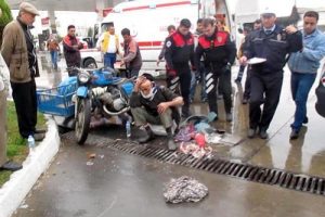 Motosikletle otomobil &ccedil;arpıştı