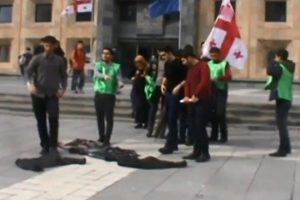 Azeri &ouml;ğrencilerden cami protestosu
