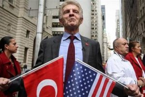 T&uuml;rk bayrağını g&ouml;ndere &ccedil;ekti