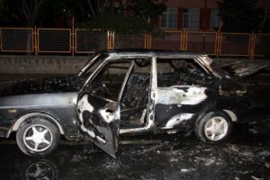 Yaktığı otomobiline girmek istedi
