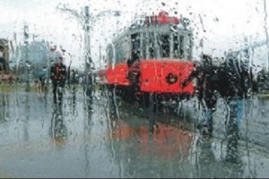İstanbul g&uuml;ne yağmurla uyandı