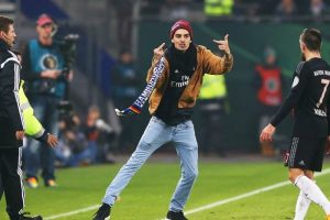 Hamburg taraftarı Ribery'ye saldırdı!