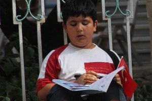 Annesi ve kardeşlerine o bakıyor