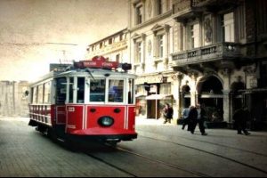 Suriyeli &ccedil;ocuklar tramvayı oyuncak yaptı