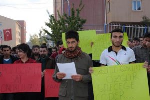 Hakkari'de &uuml;niversite &ouml;ğrencilerinden polis protestosu