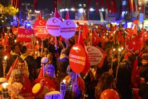 Cumhuriyet y&uuml;r&uuml;y&uuml;ş&uuml;ne yoğun katılım