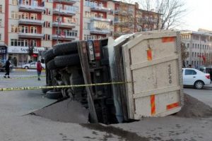 Su borusu patladı,yol &ccedil;&ouml;kt&uuml;,kamyon devrildi!