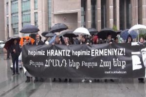 "Hrant'ın Arkadaşları" dava &ouml;ncesi adliye &ouml;n&uuml;nde eylem yaptı