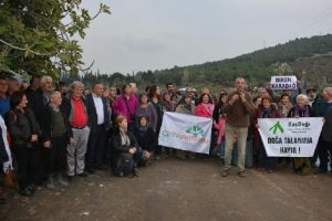 Yırca'da &ccedil;evreciler k&ouml;yl&uuml;lerle hasat yaptı