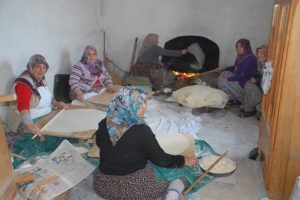 &Uuml;niversitelilere burs i&ccedil;in yufka a&ccedil;ıyorlar!