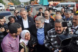 G&ouml;z&uuml; yaşlı anneye Bakan'dan teselli