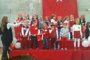Minik y&uuml;reklerin Cumhuriyet coşkusu...