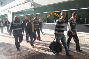 Mersin'de g&ouml;zaltındaki 18 polis adliyeye sevk edildi