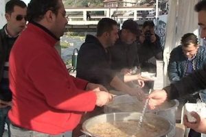 Bursa B&uuml;y&uuml;kşehir Belediyesi Kosova'da aşure dağıttı