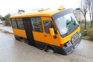Minib&uuml;s yarığa d&uuml;şt&uuml;