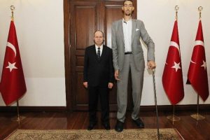 D&uuml;nyanın en uzun adamından yeni Valiye ziyaret