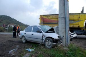 Otomobil elektrik direğine &ccedil;arptı