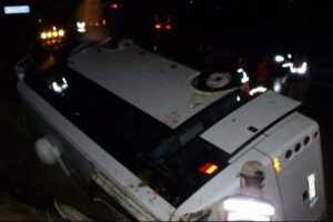 Servis minib&uuml;s&uuml; devrildi: 22 yaralı