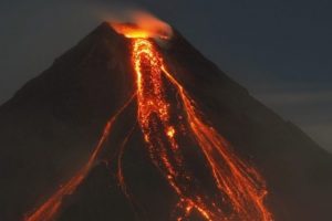 Turrialba yanardağı faaliyete ge&ccedil;ti