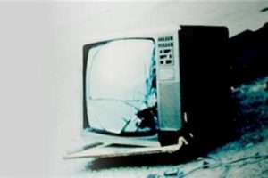 &Uuml;zerine televizyon devrilen &ccedil;ocuk &ouml;ld&uuml;