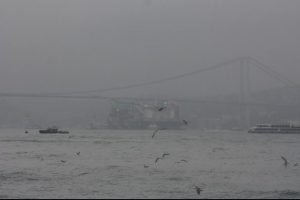Boğaz'dan dev inşaat gemisi ge&ccedil;ti