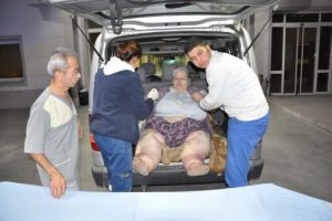 KOAH hastası 250 kiloluk kadın hastaneye zor taşındı