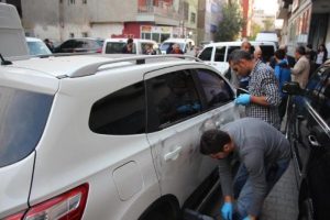 Arabaya taş attı, 80 bin lirayı &ccedil;aldı!