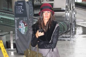 Yasemin &Ouml;zilhan zarifliğiyle b&uuml;y&uuml;ledi&shy;...