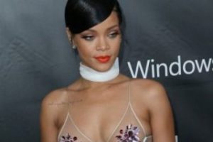 Rihanna'nın yardım gecesi kıyafeti...