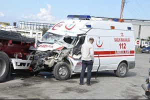 Ambulansla otomobil &ccedil;arpıştı: 10 yaralı