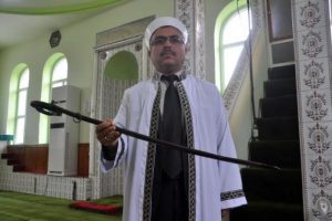 İmam hutbeyi elinde kılı&ccedil;la okuyor!