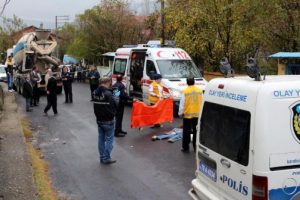&Ouml;n&uuml;nde durduğu beton mikserinin altında can verdi