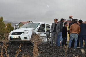 Tren hafif ticari araca &ccedil;arptı!