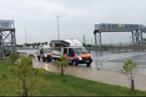 Kamyonun &ccedil;arptığı &uuml;st ge&ccedil;it bu hale geldi
