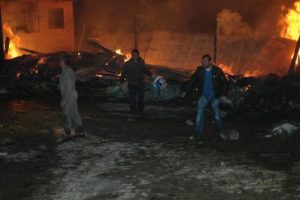 Posof'ta 3 ev ile 4 samanlık yandı