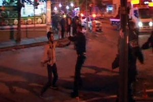 Kazayı bırakıp kavgaya tutuştular