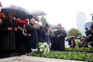 Erdal İn&ouml;n&uuml;, &ouml;l&uuml;m&uuml;n&uuml;n 7. yılında anıldı