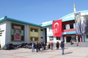 2 g&uuml;nde eğitime 20 milyon liralık bağış