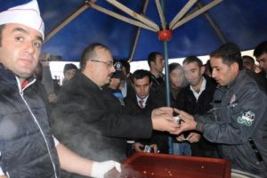 Hakkari'de polisten vatandaşa aşure